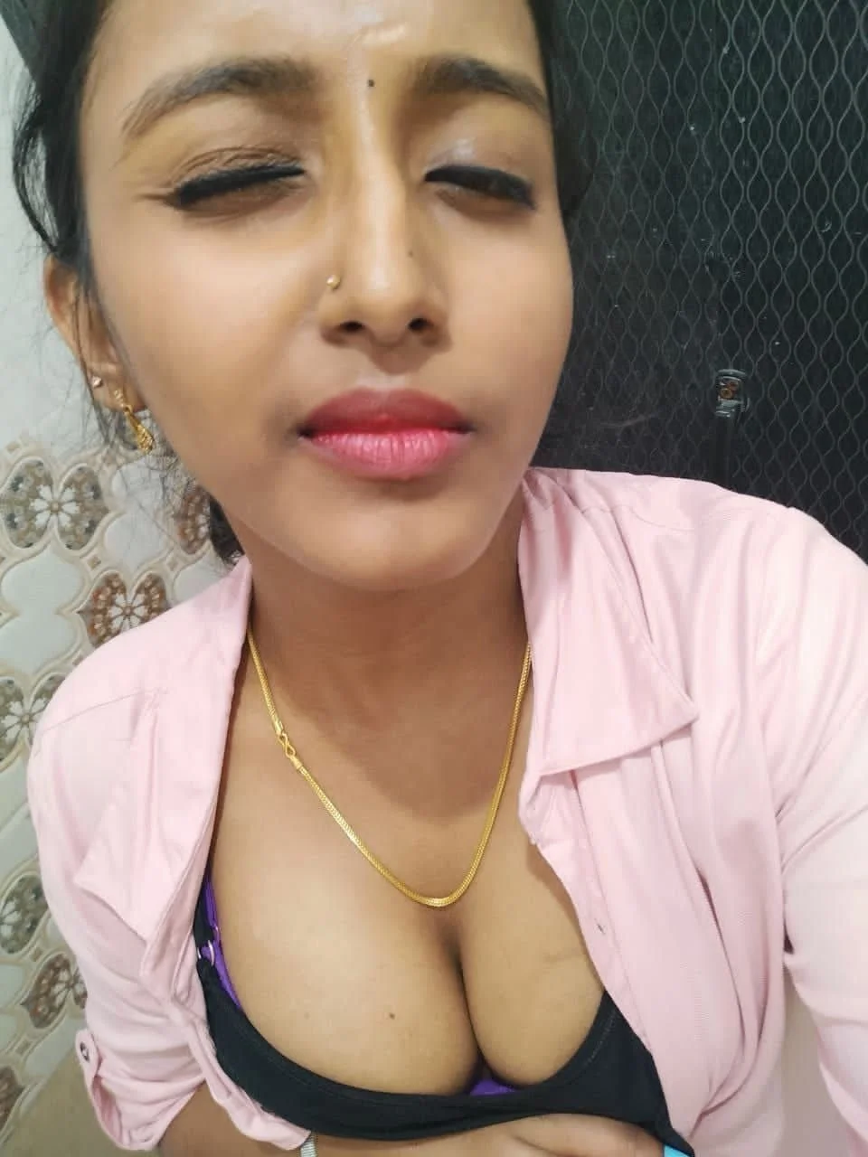 Vasundhra Garg Sexy Vadodara call Girl Best Service Provider